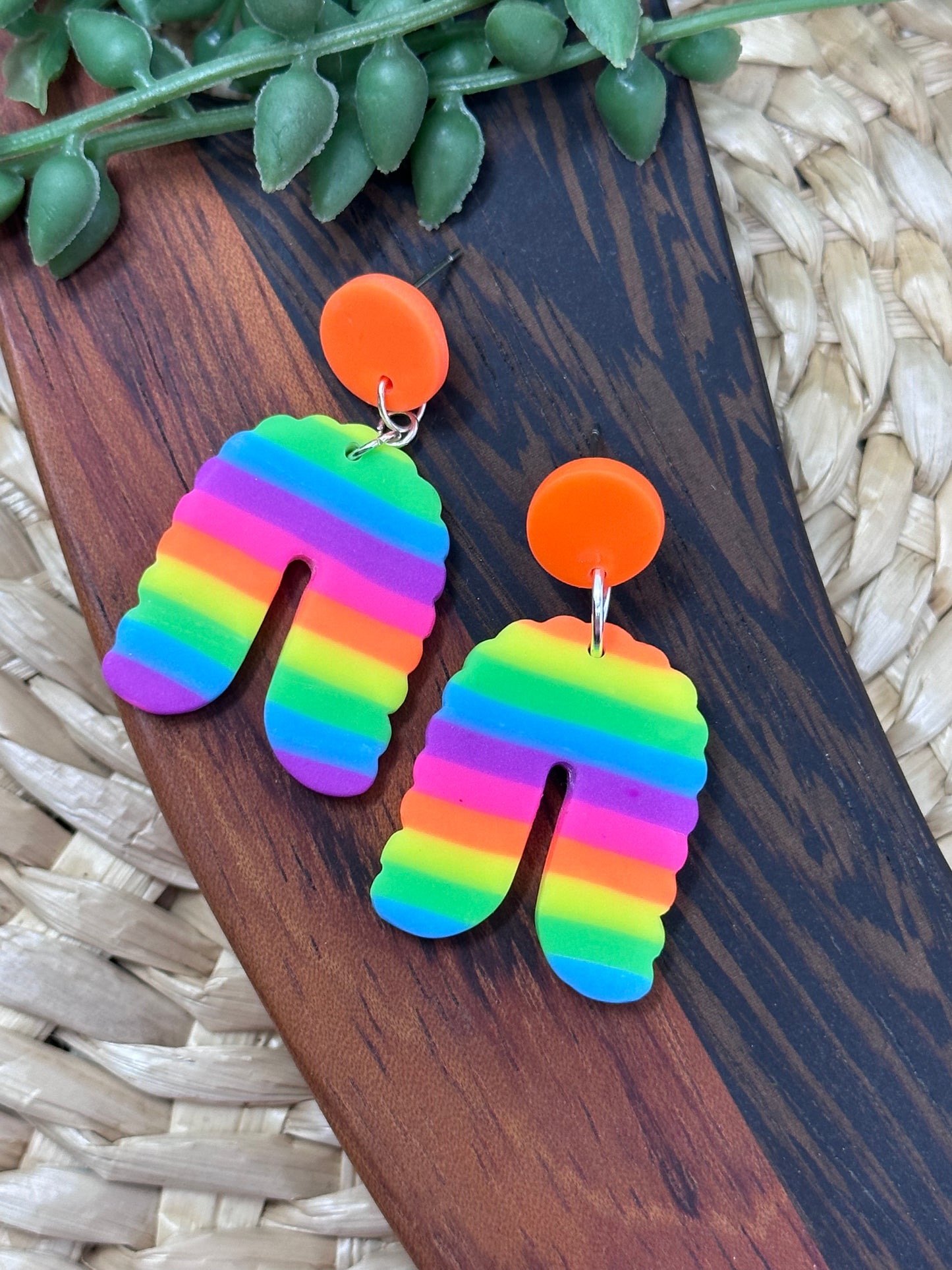 Neon Scalloped Rainbow